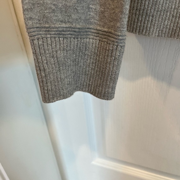 Like New GAP Gray Cardigan Sweater with V-neck and Long Sleeves Size Medium - Picture 3 of 13
